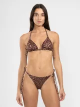 Conjunto de bikini marrón con estampado animal print, compuesto por un corpiño triangular con tiras finas y una bombacha con tiras laterales ajustables.