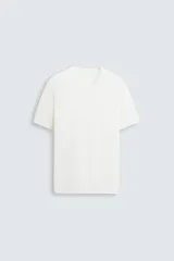 Camiseta de hombre regular fit, color blanco, de punto tejido en hilatura con mezcla de viscosa. Tiene cuello redondo, manga corta y acabados en rib.