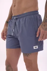 Short de baño color rosa pálido, de corte corto y tiro medio, con cordón de ajuste en la cintura.