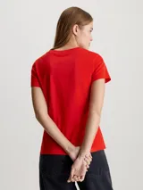 Remera roja de algodón con logo CK estampado en el pecho. Corte slim, cuello redondo y mangas cortas.
