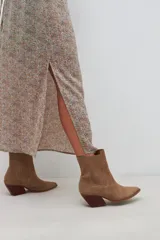 Maxi vestido con estampado floral multicolor, con breteles finos y volado en el ruedo.