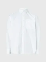 Camisa blanca de poplin con corte relaxed, mangas largas, cierre frontal con botones y bolsillo con solapa.