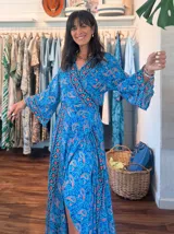 Kimono largo con estampado de cachemir en tonos azul, naranja y rosa. Tiene corte cruzado, mangas anchas y largo hasta los tobillos.