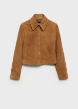 Chaqueta marrón de cuero gamuzado, con cuello camisero, cierre frontal con botones, dos bolsillos de parche delanteros y puños abotonados.
