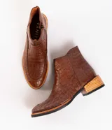 Botas cortas de cuero color marrón, con cierre lateral y taco de madera.