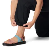 Pantalón cargo verde oliva de corte recto, con cintura elástica ajustable con cordón, bolsillos laterales y bolsillos cargo con cierre.