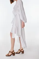 Falda midi color beige de lino, con corte irregular y volados.