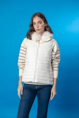 Chaleco acolchado color beige con cierre frontal y cuello alto.