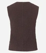 Blusa femenina de corte regular confeccionada en tejido de anarruga texturizado color beige. Presenta cuello redondo, diseño sin mangas y cierre frontal con botones.