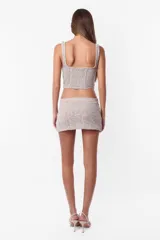 Minifalda tejida de tiro bajo color gris, con elástico interno en la cintura.