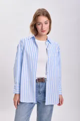 Camisa celeste con rayas verticales blancas, de corte oversize y manga larga.