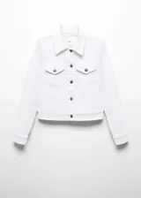 Chaqueta de jean blanca con cuello camisero, cierre frontal con botones negros, bolsillos de parche en el pecho y mangas largas con puños abotonados.