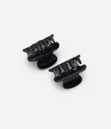 Set de dos pinzas para el pelo negras de plástico.