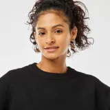 Sweater negro de punto suave con cuello redondo y mangas largas.