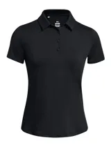 Remera polo negra Under Armour con mangas cortas y logo bordado en el pecho.