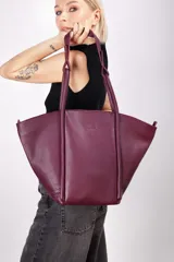 Bolso tote de cuero color marrón con doble asa de mano.