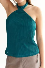 Top con cuello halter de rib color verde esmeralda, sin mangas y corte ajustado.