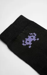 Medias negras con diseño de un alienígena de videojuego en color lila.