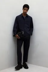 Pantalón de vestir negro de corte recto con cintura elástica y cordón ajustable. Tiene bolsillos laterales y traseros.