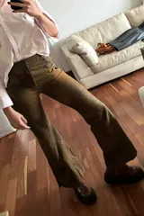 Pantalón marrón de cuero ovino con corte oxford y efecto desgastado.