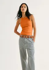 Musculosa marrón con cuello halter y bordado pequeño en el pecho.