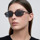 Gafas de sol rectangulares con montura carey y lentes negras polarizadas. El logo de Meller está presente en las patillas.