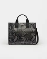 Cartera de mano en cuero grabado con diseño de serpiente en tonos metálicos.