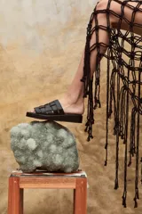 Sandalias bajas color suela, con diseño de tiras anchas entretejidas en el empeine.