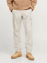 Pantalón cargo color beige de corte relajado con cierre de gancho y cremallera. Cuenta con bolsillos traseros, frontales y laterales, tiro medio y detalle de cordones en los dobladillos. Marca Jack & Jones.