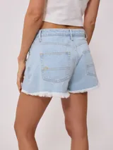 Short de jean negro con roturas y terminaciones desflecadas.