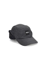 Gorro de cinco paneles Deus Ex Machina con estampado a cuadros en tonos grises y negros, orejeras de piel sintética y logo de la marca en el panel frontal.