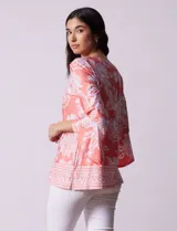 Blusa azul con estampado floral blanco, de seda fría, con cuello redondo con abertura y mangas 3/4 amplias con volados. Marca Ruby Rd.