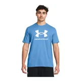 Remera blanca de hombre, marca Under Armour, modelo Sportstyle Logo. Tiene mangas cortas y cuello redondo. El logo de la marca está estampado en el pecho en color negro.