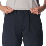 Pantalón de trekking color azul marino, confeccionado con 50% de nailon reciclado, repelente al agua y a las manchas. Cuenta con cintura cómoda plisada, múltiples bolsillos (manos, seguridad con cremallera, cargo, trasero de seguridad) y pernera cónica con bajo parcialmente elástico.