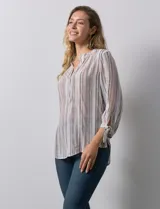 Blusa estampada con cuello a la base y escote en V. Manga 3/4 con lazo.