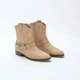 Botas cortas color beige con diseño estilo cowboy, correa con hebilla metálica y cierre lateral.