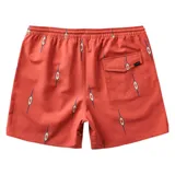 Short de baño color coral con estampado de motivos geométricos en azul y blanco. Tiene cintura elástica con cordón ajustable, bolsillos laterales y logo de la marca en la pierna derecha.