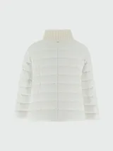 Campera corta de viscosa color blanco, marca Herno, con cuello alto y cierre frontal con cremallera. Diseño acolchado con efecto pana.