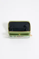 Monedero pequeño verde con estampado animal print en negro y rosa. Cierre con cremallera dorada y logo de la marca en el frente.