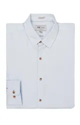 Camisa de manga larga celeste de popelina de algodón orgánico, calce moderno, con cuello clásico, cierre con botones color madera y logo RKF bordado en el puño.