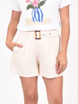 Short de vestir color verde oliva, de tiro alto con pliegues frontales y cinturón ancho con hebilla de carey.