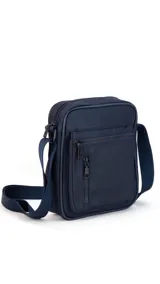 Bandolera negra de tela impermeable con correa ajustable, doble bolsillo frontal con cierre y dos bolsillos internos.
