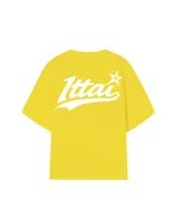 Remera negra de corte holgado con estampado en la espalda con la palabra "Ittai" en blanco y una estrella.