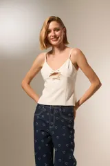 Musculosa negra de breteles finos, con escote en V y pinzas en el busto.