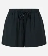 Short de playa suelto color beige, confeccionado en viscosa certificada, con cintura elástica ajustable mediante lazo y bolsillos laterales.