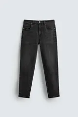 Pantalón de jean azul oscuro, corte skinny, largo cropped y efecto lavado.
