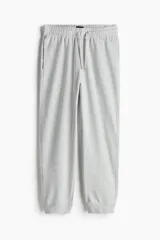 Pantalón de jogging gris claro en felpa de mezcla de algodón, con cintura elástica ajustable con cordón, bolsillos laterales y puños acanalados. Corte estándar.