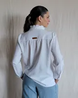 Camisa color crudo con cuello mao y volados en el frente.