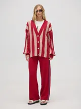 Cardigan a rayas verticales en colores pastel, con botones metalizados y logo bordado.