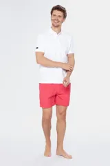 Short de baño color coral con cintura elástica y cordón ajustable.